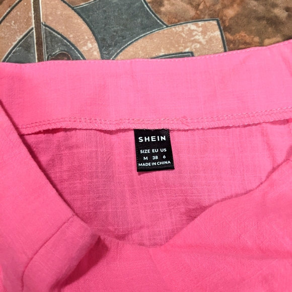 Bubblegum pink mini skirt with slit - Picture 5 of 5